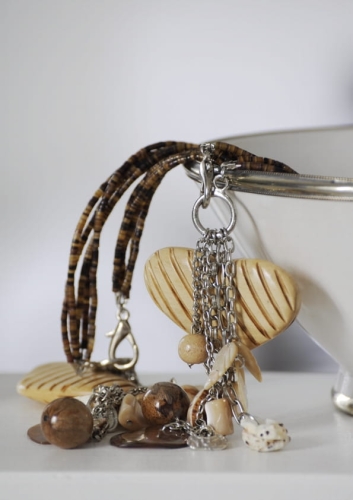 Naszyjnik SHELL BROWN z muszli, drewna i kamieni – biżuteria plażowa boho