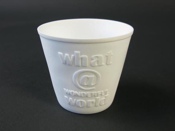 Minimalistyczny świecznik z porcelany biskwitowej – światło przenikające przez matową strukturę