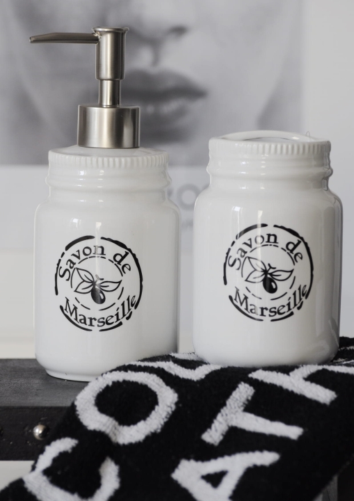 Stylowy komplet łazienkowy z białej ceramiki – elegancki dozownik i pojemnik na szczoteczki w klimacie vintage.