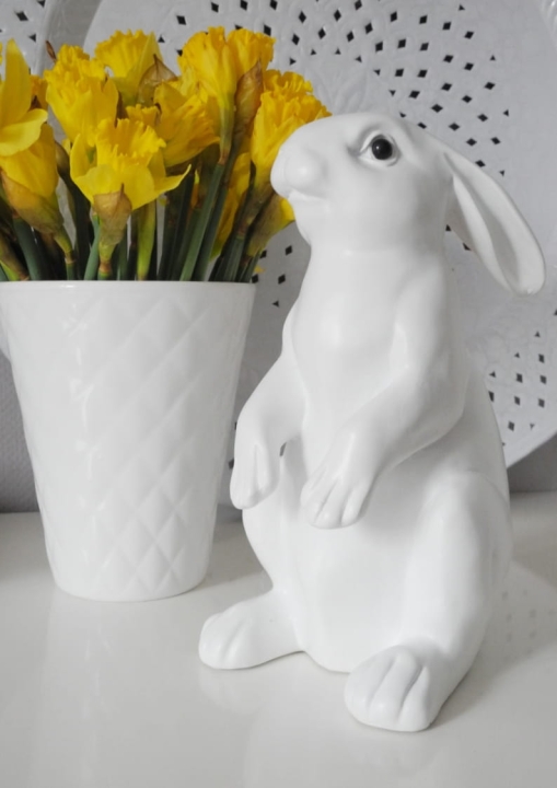 skarbonka w kształcie białego zająca z polyresinu – dekoracyjna figurka do pokoju dziecka