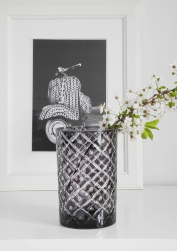 Wazon z ciemnego kryształowego szkła