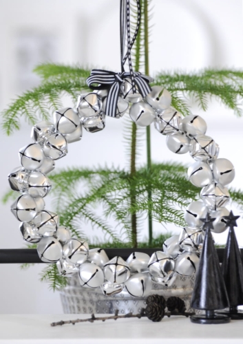 Świąteczny wianek ze srebrnych dzwonków