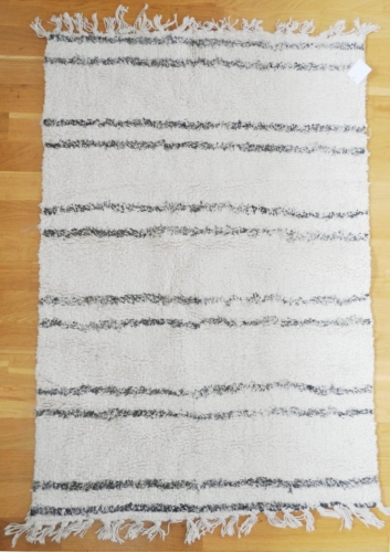 Biały dywanik w delikatne paski styl marokański