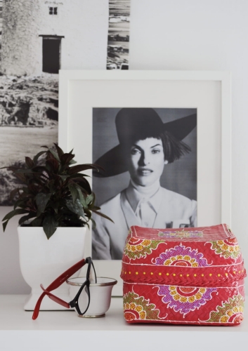 Czerwony wyplatany pojemnik