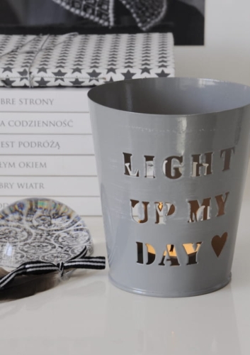 Lampion na tealighty z przecieranym wykończeniem w stylu vintage