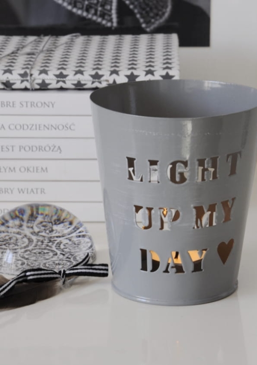 Lampion na tealighty z przecieranym wykończeniem w stylu vintage