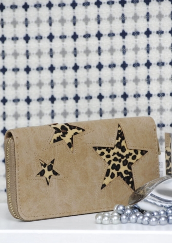 Karmelowy portfel damski ozdobiony gwiazdami w panterkę