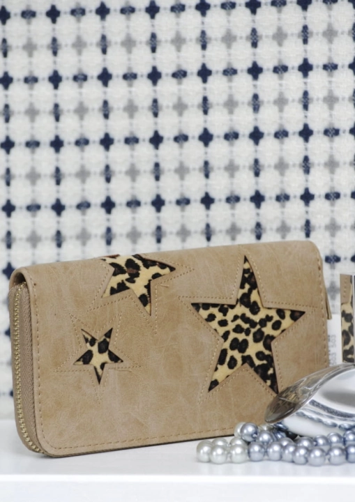 Karmelowy portfel damski ozdobiony gwiazdami w panterkę