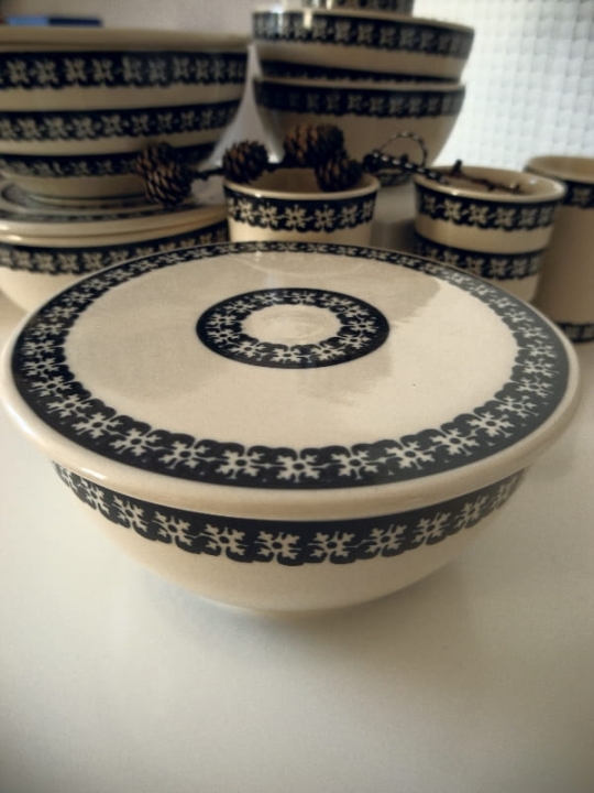 Dekoracyjna podstawka ceramiczna z orientalnym wzorem – czarne zdobienie na naturalnym tle