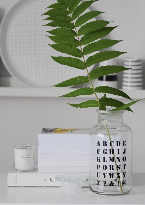 Słój apteczny z dekoracyjnym alfabetem