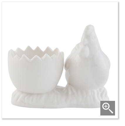 Kieliszek na jajko z uroczą białą kurką – elegancka ozdoba stołu wielkanocnego i codziennej zastawy.