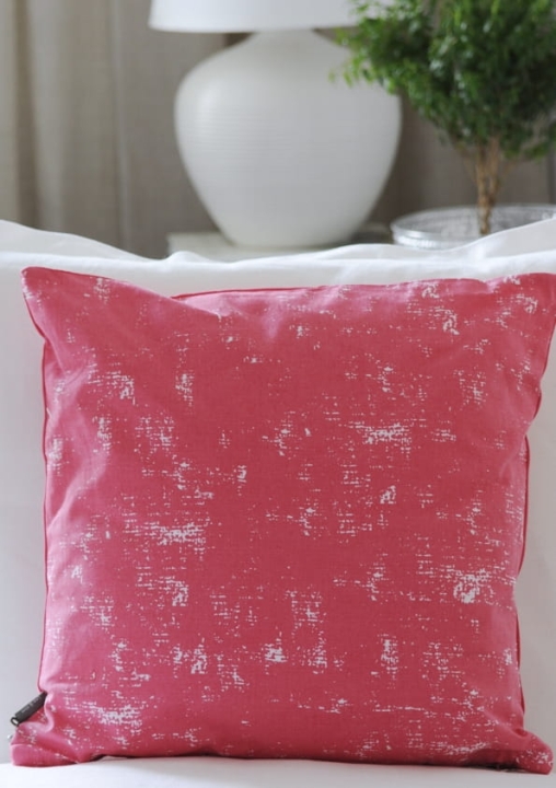 Bawełniana poduszka dekoracyjna na meble ogrodowe – energetyczny różowy akcent Summer Garden Kokonhome.