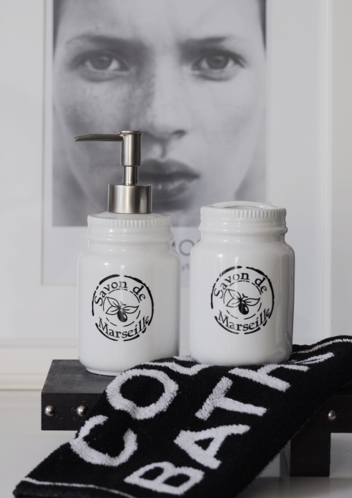 Komplet łazienkowy w stylu vintage MARSEILLE – biały dozownik na mydło i pojemnik na szczoteczki z czarnym nadrukiem.