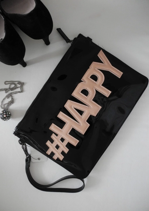 Stylowa kopertówka z napisem "Do what makes you happy" – lakierowana torebka na każdą okazję.