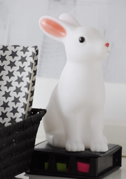 Lampka nocna LED w kształcie białego zajączka – przytulne światło do pokoju dziecka.