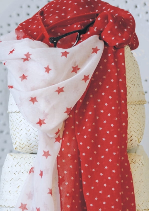 Dwukolorowy szalik z nadrukiem – czerwony i biały z kontrastowym wzorem gwiazdek