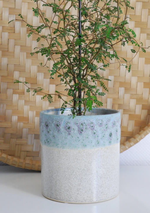 Ceramiczna osłonka na doniczkę z niebieskim dekorem