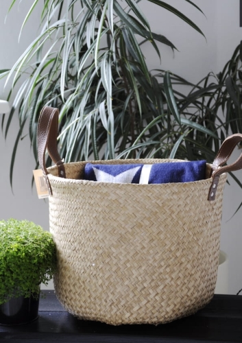 Okrągły kosz z naturalnych materiałów