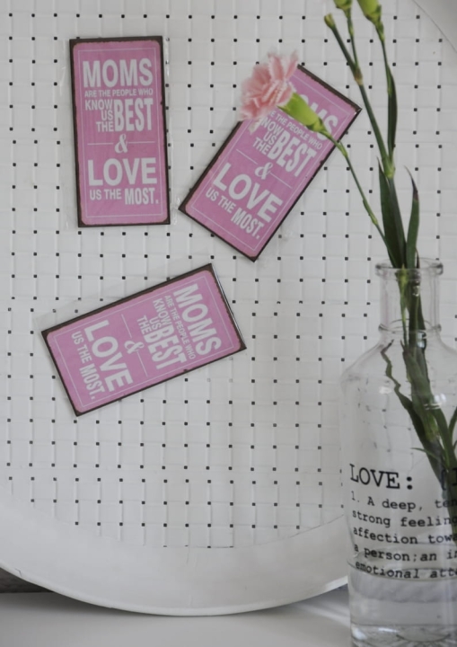 Różowy metalowy magnes na lodówkę