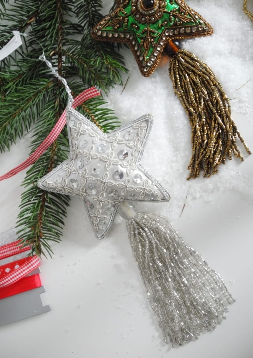 Świąteczna zawieszka srebrna gwiazda naszywana koralikami