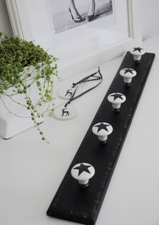 Drewniany wieszak na ścianę z ceramicznymi gałkami