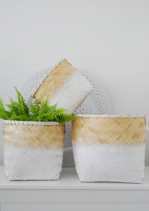 Trzy kosze do przechowywania z białym dekorem