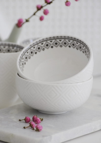 Biała porcelanowa miseczka z czarnym wzorem