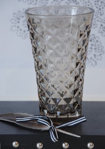 Szklany świecznik Tine K Home z przydymionego szkła, o fakturowanej powierzchni