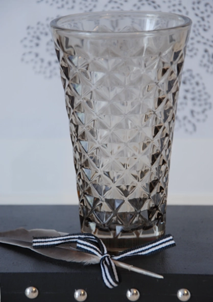 Szklany świecznik Tine K Home z przydymionego szkła, o fakturowanej powierzchni