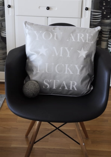 Poduszka bawełniana LUCKY STAR z białym napisem i lamówką