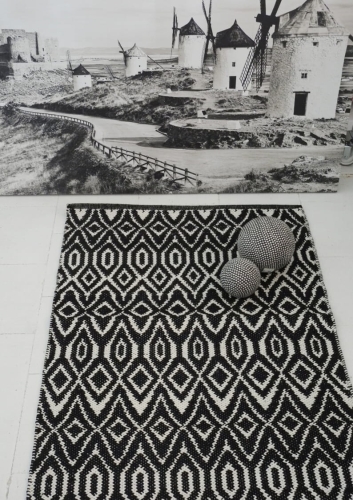 Chodnik biało-czarny w etniczne wzory