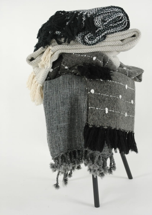 Efektowny koc w ciemnym kolorze