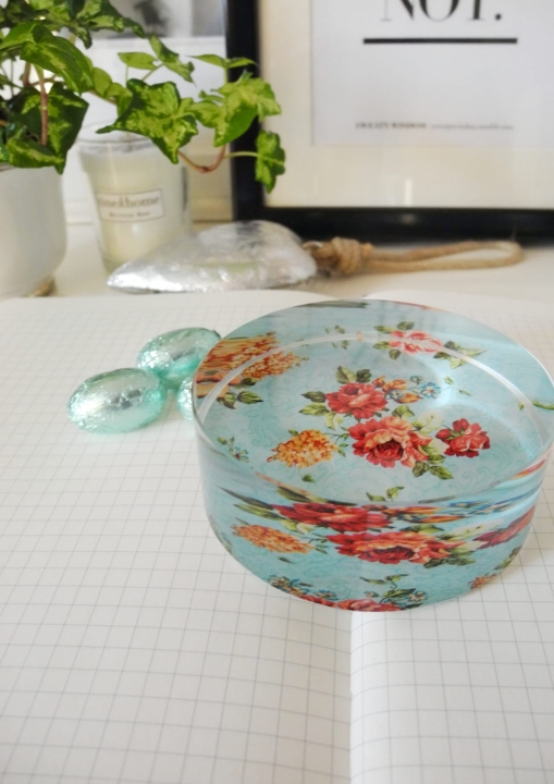 Kobiecy szklany przycisk do papieru z motywem kwiatów – stylowy akcent na Twoje biurko.