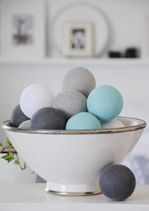 Cotton Ball Lights AQUA – łańcuch świetlny z 20 bawełnianych kul w kolorach szarym, białym i turkusowym.