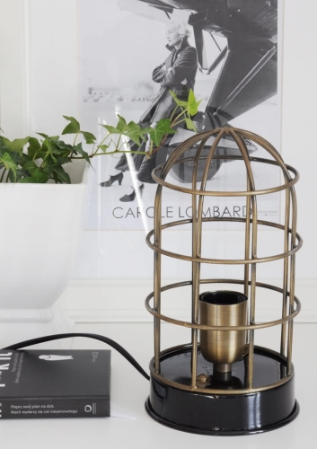 Lampa stołowa industrialna z metalową klatką na czarnej podstawie