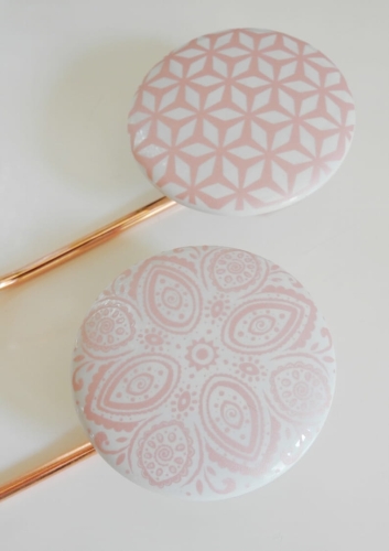 Wieszak z różową ceramiką