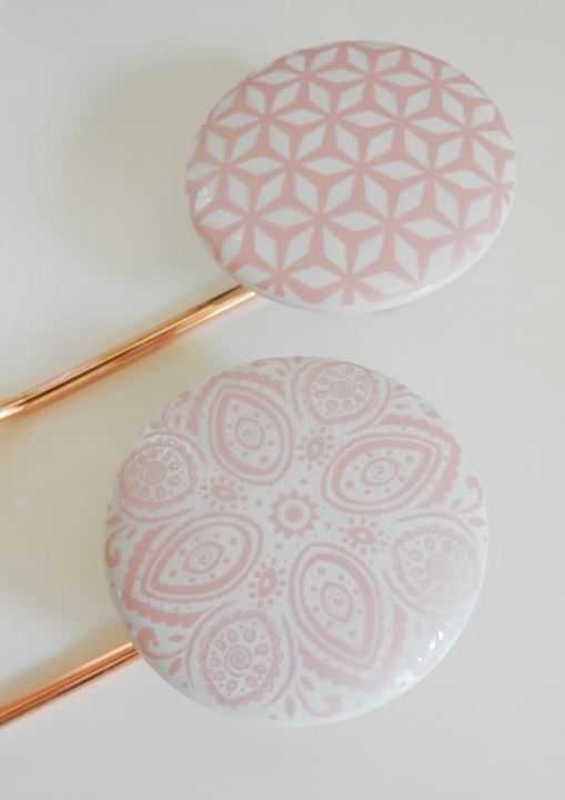 Wieszak z różową ceramiką