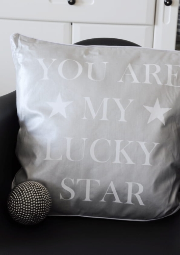 Stylowa srebrna poduszka do salonu lub sypialni – LUCKY STAR