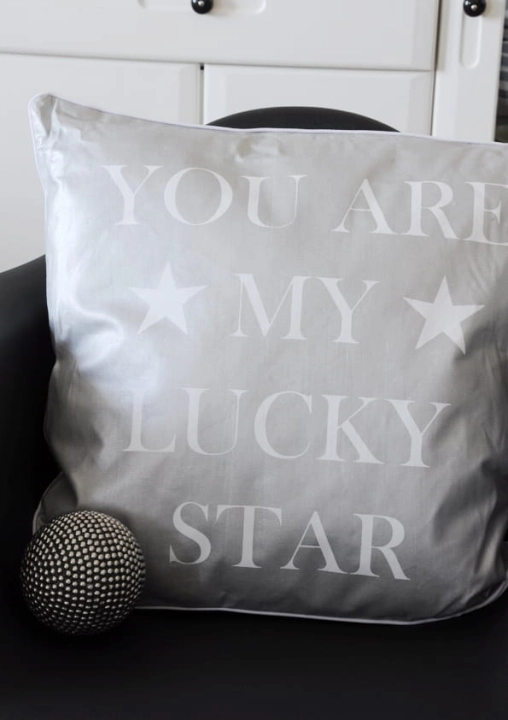 Stylowa srebrna poduszka do salonu lub sypialni – LUCKY STAR