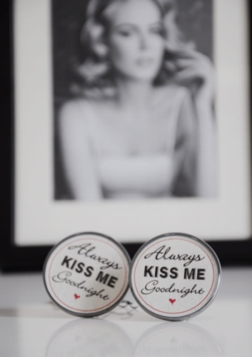 gałka meblowa kiss me srebrna z napisem pod szkłem