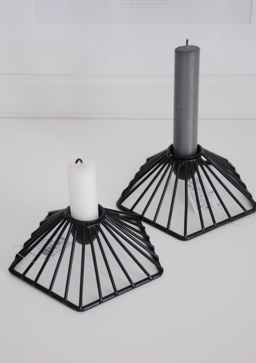 Świecznik w czarnym kolorze