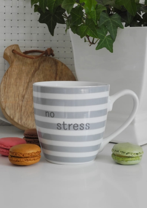 Cetramiczny kubek w szare paseczki