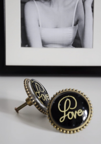 Romantyczny uchwyt meblowy z dekoracyjnym napisem LOVE i wypukłym szkłem