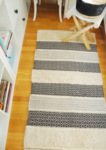 bawełniany chodnik boho ze strukturalnym wzorem w jasnym wnętrzu