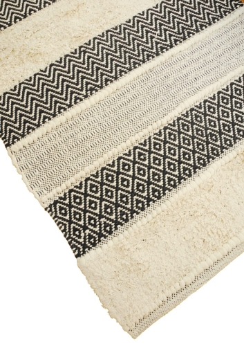 chodnik w stylu boho do salonu naturalna bawełna czarne akcenty