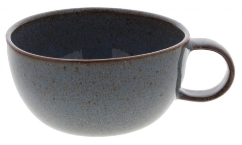 Ceramiczna filiżanka jumbo 600 ml w kolorze petrol z surową fakturą i widocznymi ciemnymi drobinkami, widok z boku na białym tle