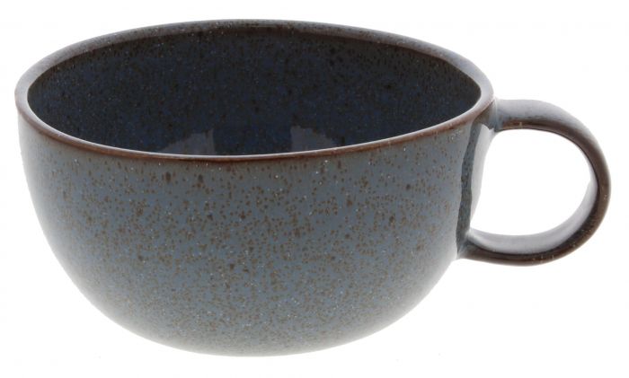 Ceramiczna filiżanka jumbo 600 ml w kolorze petrol z surową fakturą i widocznymi ciemnymi drobinkami, widok z boku na białym tle