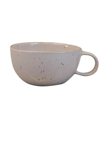 Duży ceramiczny kubek typu jumbo w odcieniu bladego różu, o surowej fakturze z widocznymi ciemniejszymi drobinkami, ustawiony na białym tle.