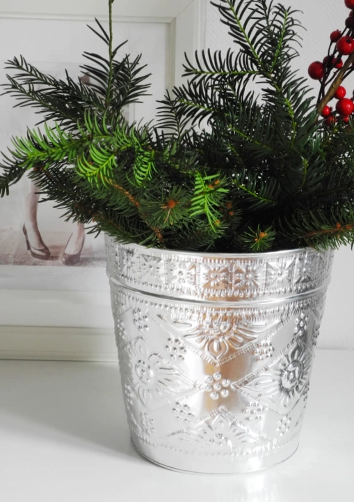 Srebrny dekoracyjny pojemnik z aluminium wytłaczany w orientalne wzory. Wysokośc 24,5 cm, średnica 25,5 cm.