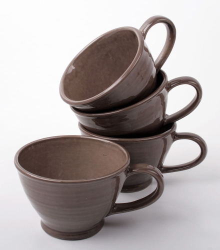 Brązowy ceramiczny kubek do kawy lub herbaty